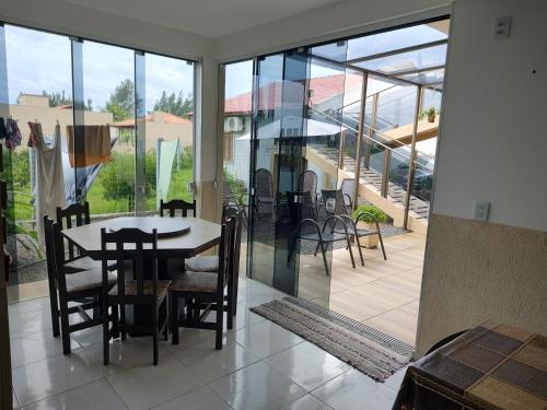 een eetkamer met een tafel en stoelen bij Pousada Casa da Praia in Passo de Torres