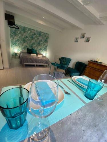 - une table avec deux verres à vin en haut dans l'établissement Esprit Jungle ........ au coeur de Mulhouse, à Mulhouse