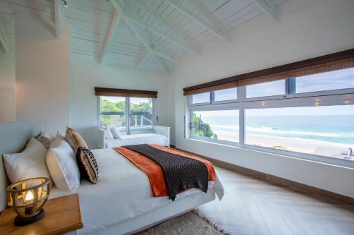 a bedroom with a bed with a view of the ocean at Kangela 2 in Ponta Malongane