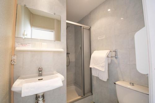 Hôtel Chez MiMi في بار سور سين: حمام مع حوض ودش ومرحاض
