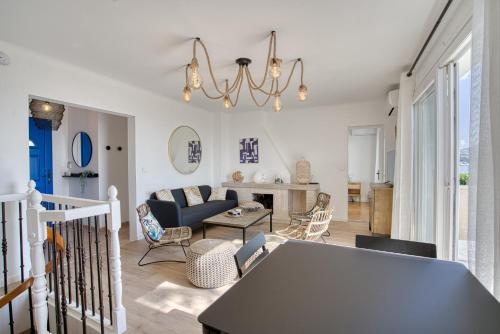 un salon avec une table et des chaises dans l'établissement Villa Cristalia Maison de vacances 10 pers, à Sainte-Maxime