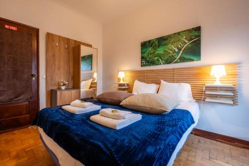 1 dormitorio con 1 cama grande y toallas. en Celas Dream Studio, en Coímbra