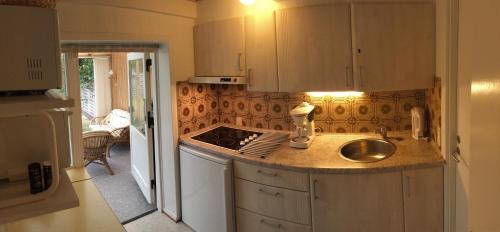 a kitchen with a sink and a counter top at I Hjertet af Ballum in Ballum