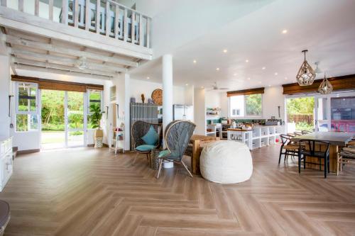 a large living room with a table and chairs at Kangela 2 in Ponta Malongane