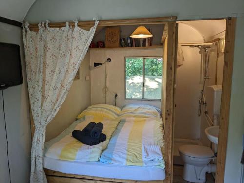 Кровать или кровати в номере Umgebauter Bauwagen