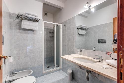 un bagno con due lavandini e una doccia di Guest House Masterintrastevere a Roma