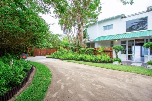 an empty driveway in front of a house at Kangela 2 in Ponta Malongane