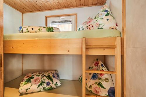 a bunk bed in a tiny house at Mobilheim Alpina in Ried im Oberinntal