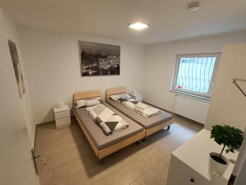 ein Schlafzimmer mit zwei Betten in einem Zimmer in der Unterkunft Geräumige helle Wohnung im grünen Taunus mit Privatparkplatz in Schlangenbad
