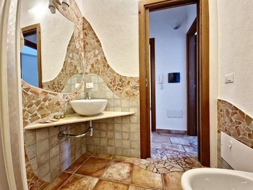 A bathroom at Le Melodie - Appartamenti con spazi esterni privati a Sos Alinos