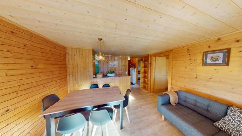 ein Esszimmer mit Tisch und Couch in der Unterkunft Gamma in Blatten bei Naters