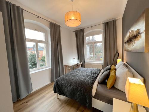 sypialnia z łóżkiem i 2 oknami w obiekcie Wohnung in Radebeul w mieście Radebeul