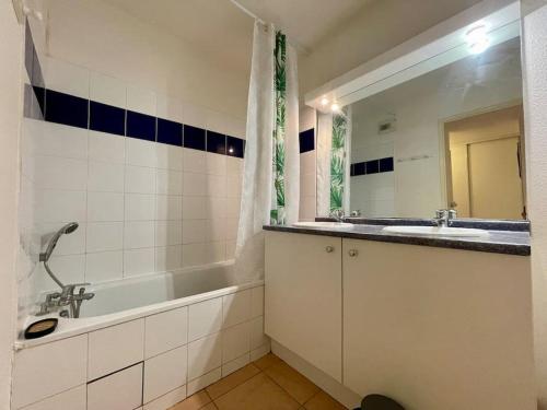Bilik mandi di L'appartement Michelet - Parking privé et gratuit - 2km Cité Médiévale