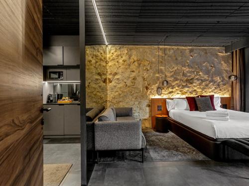 Habitación de hotel con cama y silla en Apartaestudios Evolution Luxury en Alicante