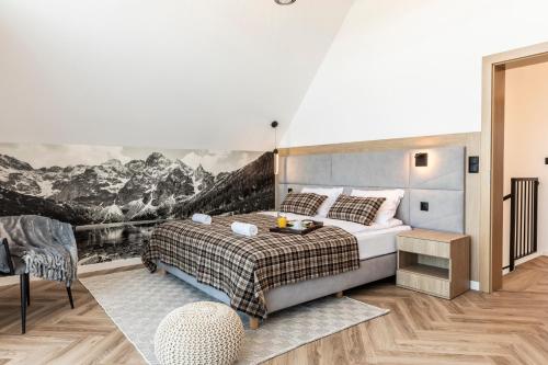 sypialnia z łóżkiem i obrazem na ścianie w obiekcie Domki przy Szlaku Pod Gubałówką w Zakopanem