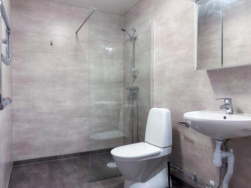 ein Bad mit einer Dusche, einem WC und einem Waschbecken in der Unterkunft Rosen in Nässjö