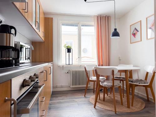 eine Küche mit einem Tisch und Stühlen im Zimmer in der Unterkunft Rosen in Nässjö