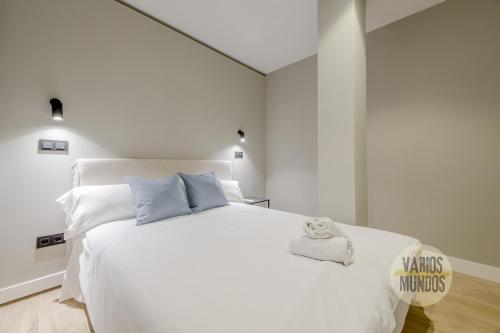 a white bedroom with a large white bed at Urban and Central Apt 5pax en Calle Silva-Gran Via in Madrid