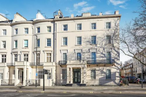 a large white building on the corner of a street at BeiRoom Hyde Park Apartments in London