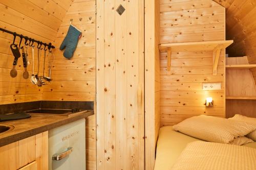 eine Küche in einem Blockhaus mit einem Waschbecken in der Unterkunft Woodlodge Fichtenhütte in Ried im Oberinntal