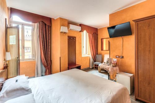 ローマにあるゲストハウス マスタリントラステヴェレのベッドとテレビが備わるホテルルームです。
