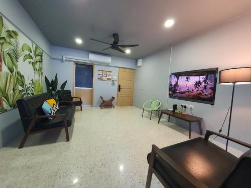 uma sala de estar com um sofá e uma televisão de ecrã plano em Stay429 at Bukit Bintang by Shine Stay em Kuala Lumpur