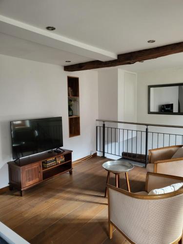 sala de estar con sofá y TV en Apartment Rilkedorf Raron en Raron