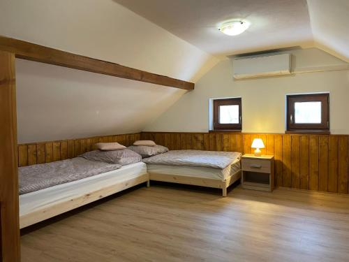 Exclusive Retreat Slavinka في جانوف: غرفة نوم فيها سريرين ومصباح