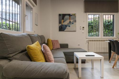 sala de estar con sofá y mesa en Estudio Planetario SharingCo, en Madrid