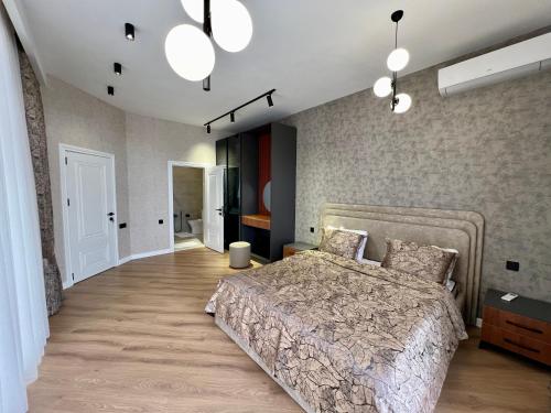 蓋貝萊的住宿－Villa Wolverine，一间卧室配有一张大床和两个灯