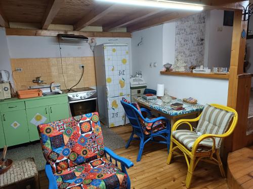 cocina con mesa y sillas en una habitación en Maravilja 10, en Filmski Grad