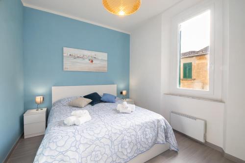 ein Schlafzimmer mit einem Bett mit zwei ausgestopften Tieren darauf in der Unterkunft Piombino Apartments - Casa Milano in Piombino