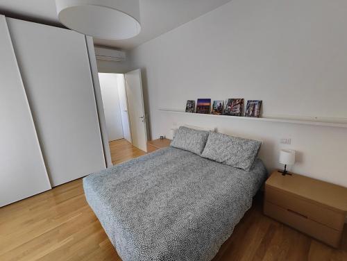 Dormitorio blanco con cama y lámpara en Confortevole bilocale Empoli, en Empoli