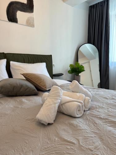 Una cama con un montón de toallas. en Green Velvet Studio, en Brasov