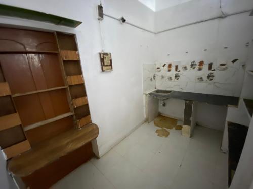 Zimmer mit einer Tür und einem Schreibtisch in einem Zimmer in der Unterkunft Morla’s villa in Jagdalpur