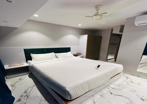 a bedroom with a large white bed in a room at Grand Dyad Hotel - Near Kokilaben Hospital Andheri West in Mumbai