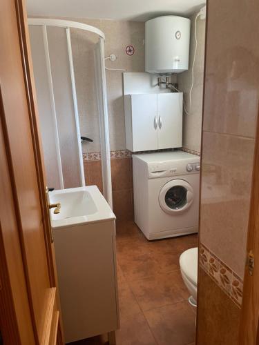 La petite salle de bains est pourvue d'un lavabo et d'un lave-linge. dans l'établissement BERMUDAS-TURIS Apartamentos, à Benidorm