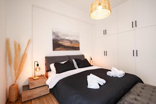 Un dormitorio con una cama grande con zapatos blancos. en Marilora's House. Charming Urban Retreat, en Atenas
