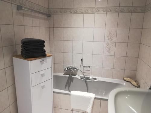 a bathroom with a bath tub and a sink at Stricker in Markelfingen