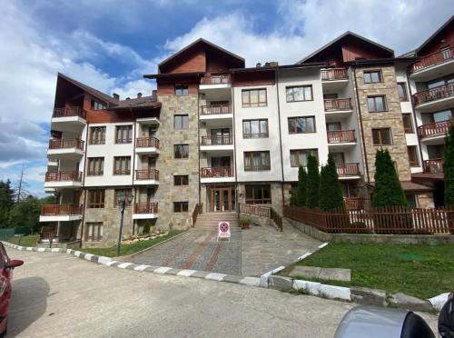 ein großes Apartmenthaus ohne Parkschild davor in der Unterkunft Premium Studio in Borovets in Borowez