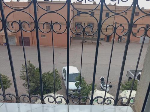 - une vue sur un parking situé derrière une porte dans l'établissement Residence El Oukhowa, à Ouarzazate