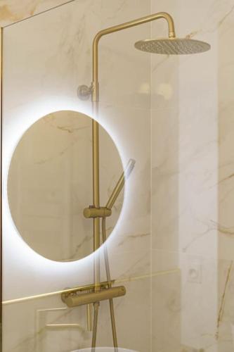 a bathroom with a mirror and a shower at La Suite 92 proche gare et centre ville in Saint-Quentin