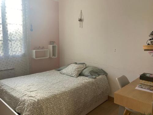 une chambre avec un lit, une table et une fenêtre dans l'établissement Charmante Bastide 4 chambres avec piscine, à Draguignan