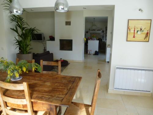 une table à manger et des chaises dans un salon dans l'établissement Charmante Bastide 4 chambres avec piscine, à Draguignan