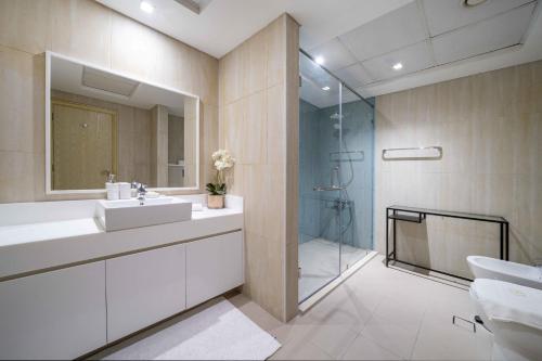 Koupelna v ubytování LUXFolio Retreats - Spacious Modern Living - JBR