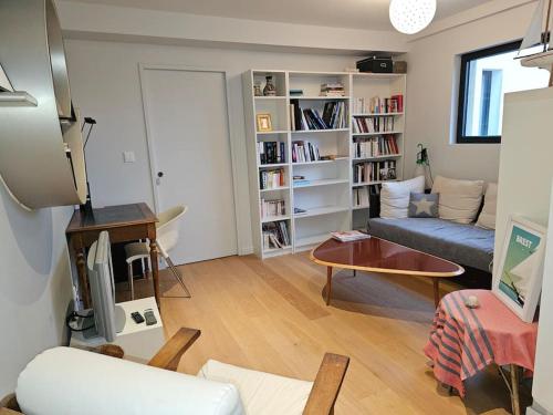ein Wohnzimmer mit einem Sofa und einem Tisch in der Unterkunft Villa vue Imprenable Aber Benoît in Saint-Pabu