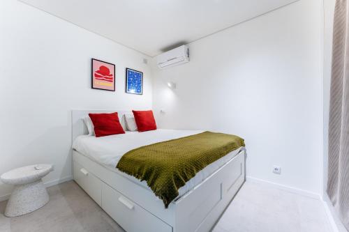 Tasteful 1 BDR Flat W/Balcony & Pool by LovelyStay