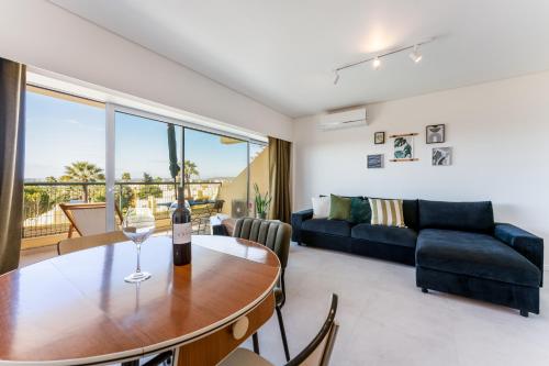 Tasteful 1 BDR Flat W/Balcony & Pool by LovelyStay