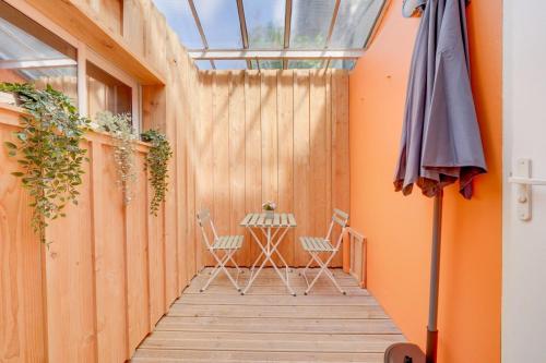 - un couloir avec 2 chaises et un parasol dans l'établissement Jolie petite maison de ville Bordeaux, à Bordeaux