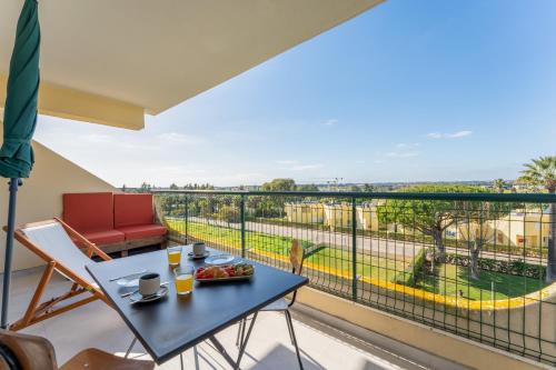 Tasteful 1 BDR Flat W/Balcony & Pool by LovelyStay